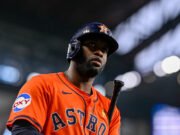 El All-Star Yordan Álvarez esguas rieles deslizándose en el plato en casa en 6-3 Rangers Wondors