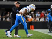 La estrella de los Chargers, Khalil Mack, deja la victoria sobre los Raiders temprano con una brutal lesión en el codo después de ser atrapado en un tackle