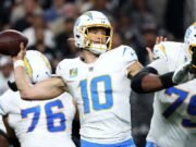 Justin Herbert controla el juego en la victoria de los Chargers sobre los Raiders