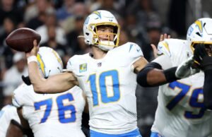 Justin Herbert controla el juego en la victoria de los Chargers sobre los Raiders