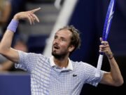 El partido abierto del Medvedev de los Estados Unidos retrasado por abucheos después de que el fotógrafo entra en la corte