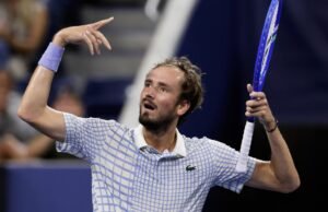 El partido abierto del Medvedev de los Estados Unidos retrasado por abucheos después de que el fotógrafo entra en la corte