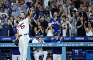 Clayton Kershaw deja el último estadio Dodger de la temporada regular está comenzando a ponerse de pie mientras los Dodgers sueltan los playoffs