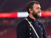 Andrew Luck está de vuelta en el fútbol después de un largo descanso, al igual que su alter ego en línea