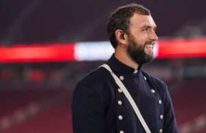 Andrew Luck está de vuelta en el fútbol después de un largo descanso, al igual que su alter ego en línea