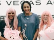 Raiders, propietario de como Mark Davis Famous A’ja Wilson MVP con una peluca rosa