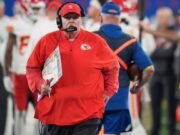 Reid minimiza la línea clave con Kelce en el medio de la primera victoria de los Chiefs