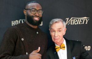 Jaylen Brown habla durante la ceremonia de dedicación de la estrella de Bill Nye Hollywood