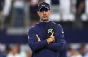 Roger Staubach sorprende a Brian Schottenheimer en la conferencia de prensa