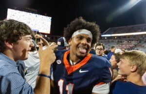 Virginia sofoca el N ° 8 de Florida en 2ot como fanáticos del campo de tormenta