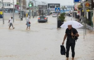 Las playas se han cerrado en Ibiza España, mientras que las duchas excitan las inundaciones