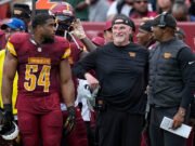 El entrenador de los comandantes, Dan Quinn, es ensangrentado después de tomar el toque de Marcus Mariota al margen