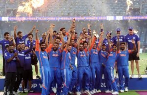 India famosa con un trofeo imaginario después de vencer a Pakistán en la Final de la Copa Asia 2025