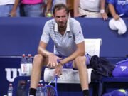 US Open Tennis 2025: Desventuras de medios Sparkle Medvedev Meltdown mientras que el ruso sale en la primera ronda