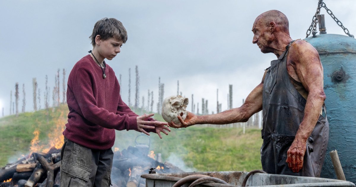 Alfie Williams y Ralph Fiennes en 28 años después