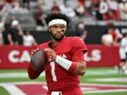 Kyler Murray se disculpa por publicar una foto con su pit bull mientras usa Michael Vick Jersey