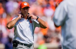 Después de la última pérdida asombrosa de Clemson, el atrevido discurso de Dabo Swinney suena más hueco que nunca