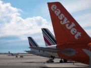 El lanzamiento del pasajero desciende a menos de 10 pies del avión EasyJet en Francia