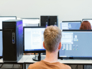 Los niños piratean sus propias escuelas por ‘diversión’, advierte el perro de vigilancia