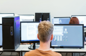 Los niños piratean sus propias escuelas por ‘diversión’, advierte el perro de vigilancia