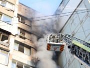 Rusia está lanzando un ataque a gran escala contra Ucrania, matando a 3 e hiriendo a docenas