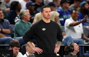 Los Lakers de Los Ángeles extienden a JJ Redick antes de la temporada 2025-26, dice el director general de Rob Pelinka