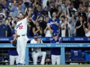 Clayton Kershaw deja el último estadio Dodger de la temporada regular está comenzando a ponerse de pie