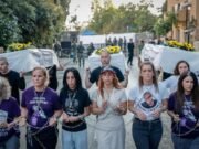 Einav Zangauker sostiene una botella de orina de Gaza Sound en Rally