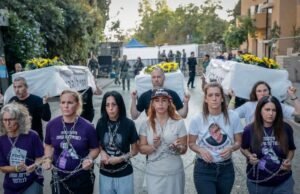 Einav Zangauker sostiene una botella de orina de Gaza Sound en Rally