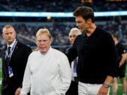 Tom Brady estuvo en la caja de entrenadores durante la derrota de los Raiders para los Chargers, supuestamente habla con OC Chip Kelly varias veces a la semana