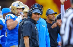 Coordinador defensivo de UCLA Ikaika Maloe