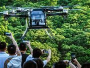 El humo negro se hincha después de una horrible colisión entre los autos voladores