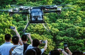 El humo negro se hincha después de una horrible colisión entre los autos voladores