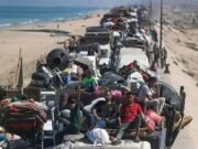 Gaza City Exodus se hincha mientras los camiones de emergencia de hombres armados con una fórmula para bebés