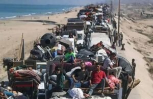 Gaza City Exodus se hincha mientras los camiones de emergencia de hombres armados con una fórmula para bebés