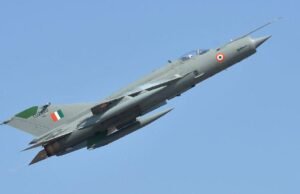 El sol se pone en el avión de caza soviético soviético de la India
