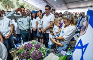 Los desconsolados hermanos y hermanas de los soldados caídos expresan la falta de apoyo al panel de la Knéset