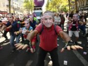 Las protestas masivas contra la austeridad derivan cientos de miles en Francia