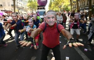 Las protestas masivas contra la austeridad derivan cientos de miles en Francia