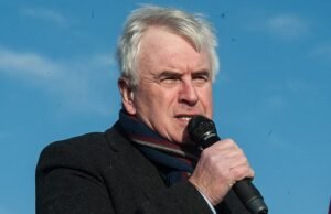 Regalos de trabajo de Keir Starmer en Olive Branch Olive Dificultad con dos diputados rebeldes, incluido Jeremy Corbyn Ally John McDonnell