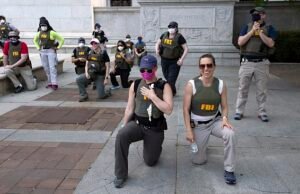 El FBI extrae a los agentes de las fotos de protesta en sus rodillas en barrido de barrido