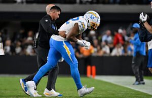 La estrella de los cargos, Khalil Mack, deja el juego contra los Raiders temprano con una brutal lesión en el codo después de ser atrapado en un tackle