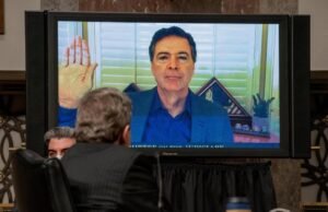 El ex director del FBI James Comey ha sido acusado de hacer una declaración falsa, dice Source