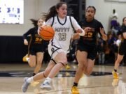 La arzobispo Mitty Guard Emma Cook está comprometida con el baloncesto femenino de UCSD