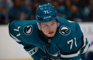 Macklin Celebini de San Jose Sharks entrena nuevamente con sus compañeros de equipo