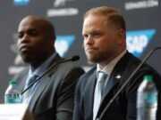 San Jose Sharks, Mike Grier comienza el campamento de entrenamiento con varias preguntas