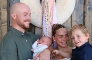 Emilie y Brady Kiser honran a su peluche con tatuajes a juego