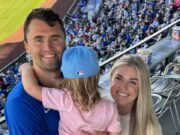 La esposa de Charlie Kirk, Erika, lleva su colgante manchado de sangre