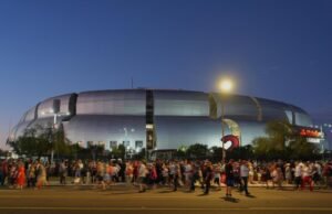 Los amigos de Charlie Kirk elogian la fe del activista conservador asesinado en Memorial – The Mercury News