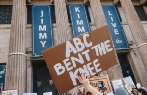Los fanáticos de Jimmy Kimmel protestan contra Trump, Erosión de los derechos de la Primera Enmienda